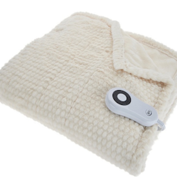 Serta Bedding Serta Reversible Honeycomb Faux Fur Heated Throw Poshmark